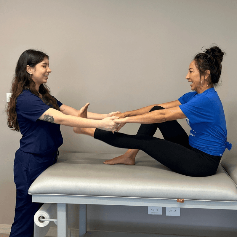 Paciente tranquilo durante sesión de fisioterapia en clínica Esencial