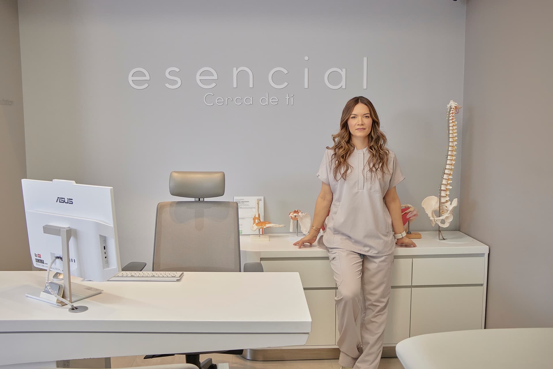 Sesión de radiofrecuencia terapéutica en clínica de fisioterapia