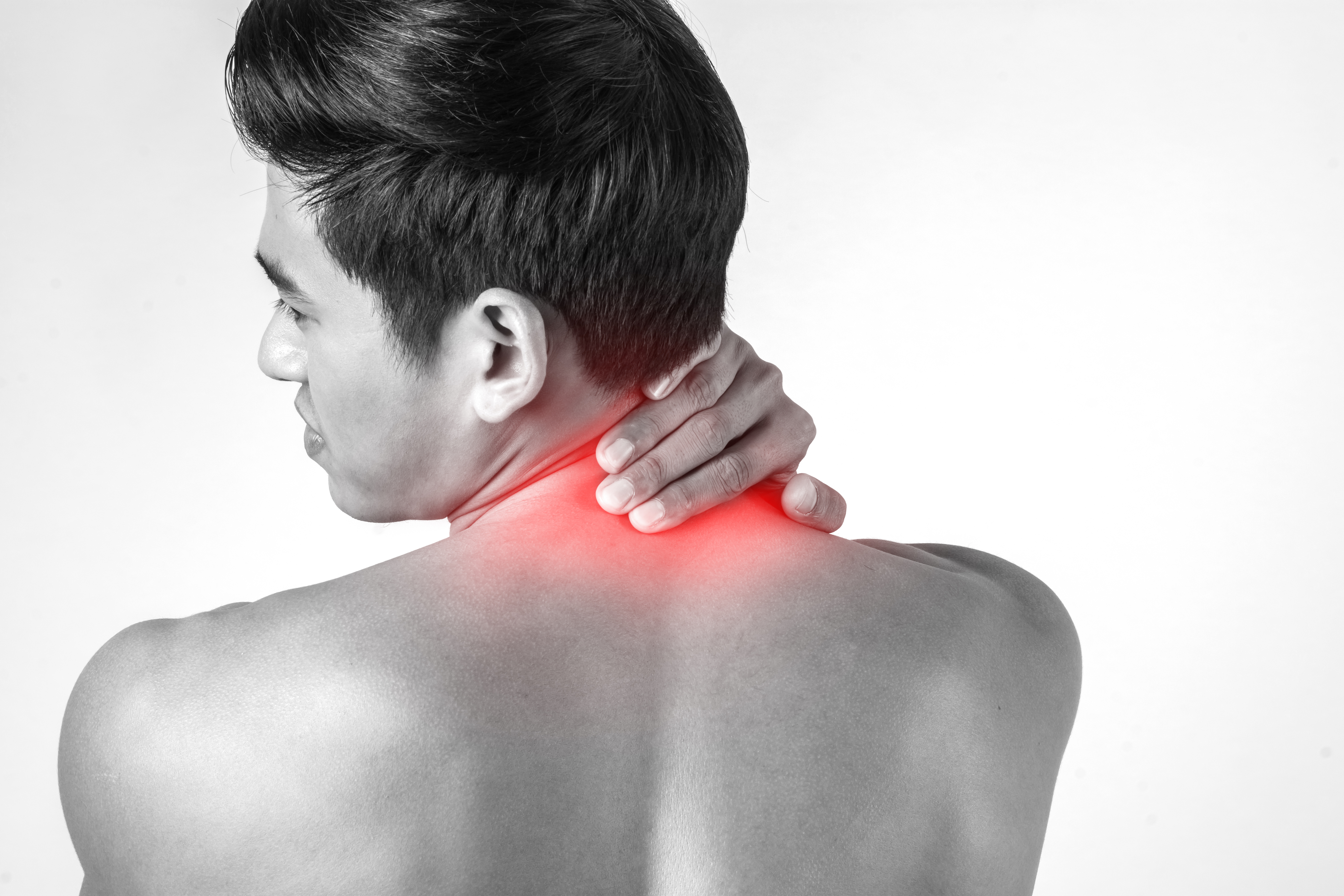 Persona con molestia cervical en consulta de fisioterapia osteomuscular